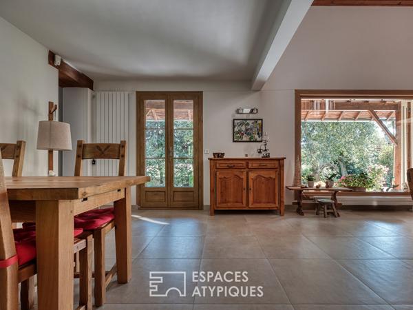 Maison familiale avec jardin arboré et piscine intérieure.