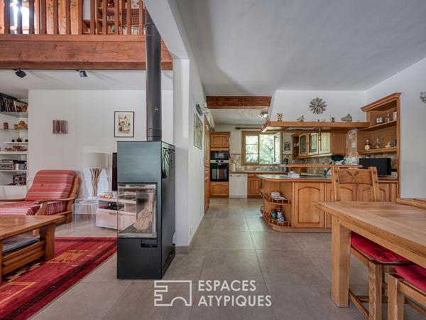 Maison familiale avec jardin arboré et piscine intérieure.