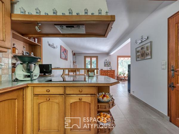 Maison familiale avec jardin arboré et piscine intérieure.