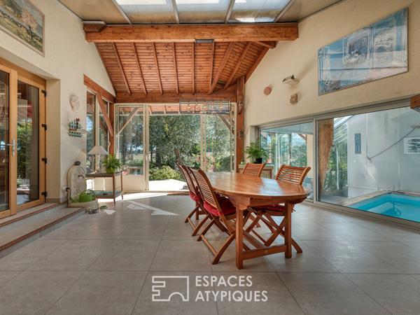 Maison familiale avec jardin arboré et piscine intérieure.