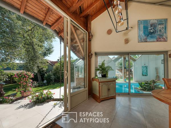 Maison familiale avec jardin arboré et piscine intérieure.