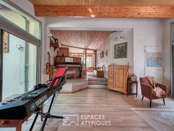 Maison familiale avec jardin arboré et piscine intérieure.