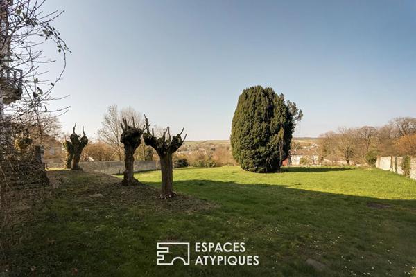 Ancien presbytère rénové sur les hauteurs d’un village de caractère