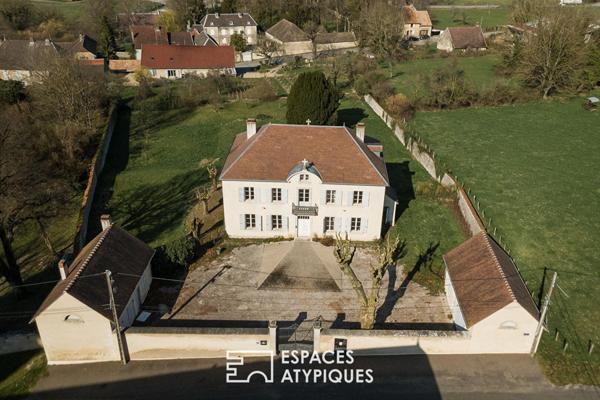 Ancien presbytère rénové sur les hauteurs d’un village de caractère