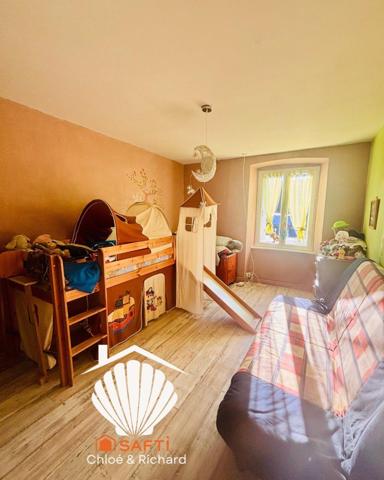 Beau corps de ferme avec une partie habitable de 190 m² + grange et un appartement indépendant.