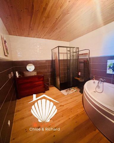 Beau corps de ferme avec une partie habitable de 190 m² + grange et un appartement indépendant.