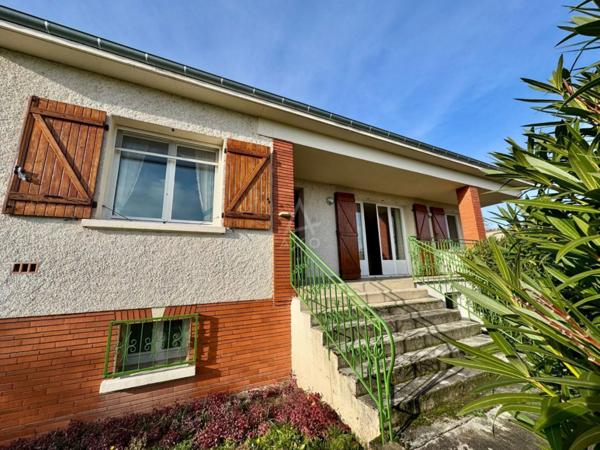 Maison avec vue panoramique et terrain généreux