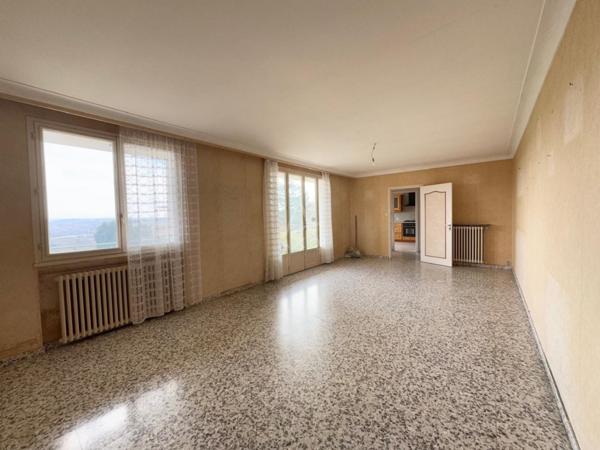 Maison avec vue panoramique et terrain généreux