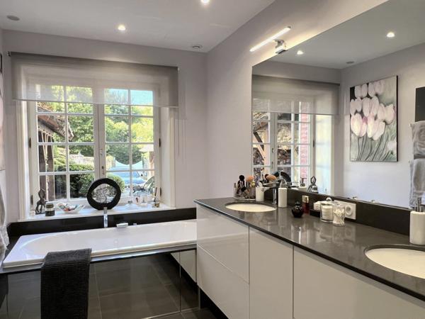 Wimille (62126) Belle demeure ancienne sur un parc de 7 500m² avec dépendance et piscine.