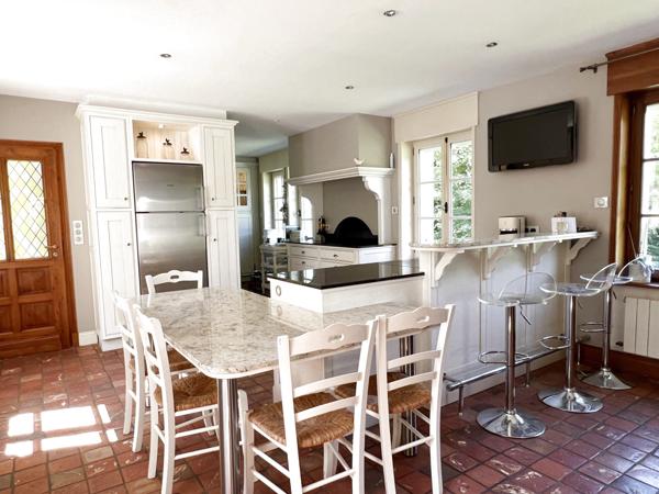 Wimille (62126) Belle demeure ancienne sur un parc de 7 500m² avec dépendance et piscine.