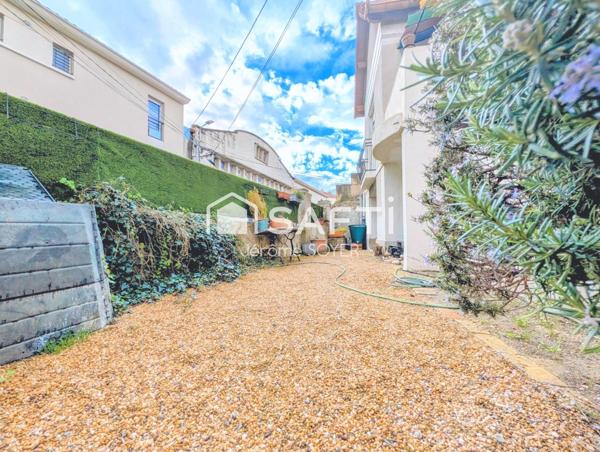 ENSEMBLE DE 2 MAISONS + HANGAR EN CENTRE-VILLE