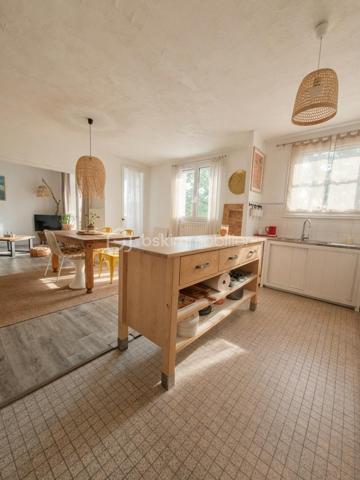 Vous cherchez un logement lumineux, modulable et bien situé sur le Bassin d’Arcachon ? Cet appartement de 80 m² pourrait bien vous séduire. 
Situé au deuxième étage d’un immeuble récemment rénové (ravalement et isolation thermique par l’extérieur), il bénéficie d’une exposition plein sud qui inonde de lumière le double séjour et les deux chambres tout au long de la journée.
La cuisine ouverte équipée s’ouvre directement sur l’espace de vie, que vous pourrez facilement cloisonner pour créer une troisième chambre si besoin. 
Vous disposerez également d’une salle de bain avec loggia, d’un WC indépendant, d’un cellier et de nombreux rangements.
Un parking sécurisé est inclus, ainsi qu’un local à vélos. 
Autre point fort : les charges de copropriété restent très raisonnables (environ 37 € par mois). La fibre optique est disponible. 
Côté emplacement, tout est à proximité : Transport, écoles, commerces, le port de La Teste et la plage de La Hume. Que vous recherchiez une résidence principale pour une famille, un pied-à-terre sur le Bassin ou un bien à fort potentiel pour un investissement, ce T3 évolutif coche de nombreuses cases.
Envie de le visiter ? Contactez-moi pour organiser un rendez-vous.

Annonce portant sur 2 lots au sein d’une copropriété de 66 lots. Aucune procédure en cours au sens de l’article L. 721-1 du code de la construction et de l’habitation.
Charges moyennes déclarées : 37 €/mois (444 €/an).
Honoraires d’agence à la charge du vendeur.