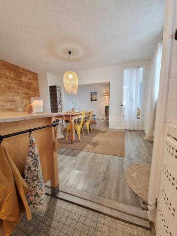 Vous cherchez un logement lumineux, modulable et bien situé sur le Bassin d’Arcachon ? Cet appartement de 80 m² pourrait bien vous séduire. 
Situé au deuxième étage d’un immeuble récemment rénové (ravalement et isolation thermique par l’extérieur), il bénéficie d’une exposition plein sud qui inonde de lumière le double séjour et les deux chambres tout au long de la journée.
La cuisine ouverte équipée s’ouvre directement sur l’espace de vie, que vous pourrez facilement cloisonner pour créer une troisième chambre si besoin. 
Vous disposerez également d’une salle de bain avec loggia, d’un WC indépendant, d’un cellier et de nombreux rangements.
Un parking sécurisé est inclus, ainsi qu’un local à vélos. 
Autre point fort : les charges de copropriété restent très raisonnables (environ 37 € par mois). La fibre optique est disponible. 
Côté emplacement, tout est à proximité : Transport, écoles, commerces, le port de La Teste et la plage de La Hume. Que vous recherchiez une résidence principale pour une famille, un pied-à-terre sur le Bassin ou un bien à fort potentiel pour un investissement, ce T3 évolutif coche de nombreuses cases.
Envie de le visiter ? Contactez-moi pour organiser un rendez-vous.

Annonce portant sur 2 lots au sein d’une copropriété de 66 lots. Aucune procédure en cours au sens de l’article L. 721-1 du code de la construction et de l’habitation.
Charges moyennes déclarées : 37 €/mois (444 €/an).
Honoraires d’agence à la charge du vendeur.
