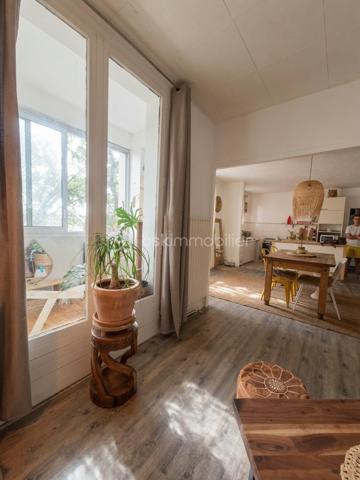 Vous cherchez un logement lumineux, modulable et bien situé sur le Bassin d’Arcachon ? Cet appartement de 80 m² pourrait bien vous séduire. 
Situé au deuxième étage d’un immeuble récemment rénové (ravalement et isolation thermique par l’extérieur), il bénéficie d’une exposition plein sud qui inonde de lumière le double séjour et les deux chambres tout au long de la journée.
La cuisine ouverte équipée s’ouvre directement sur l’espace de vie, que vous pourrez facilement cloisonner pour créer une troisième chambre si besoin. 
Vous disposerez également d’une salle de bain avec loggia, d’un WC indépendant, d’un cellier et de nombreux rangements.
Un parking sécurisé est inclus, ainsi qu’un local à vélos. 
Autre point fort : les charges de copropriété restent très raisonnables (environ 37 € par mois). La fibre optique est disponible. 
Côté emplacement, tout est à proximité : Transport, écoles, commerces, le port de La Teste et la plage de La Hume. Que vous recherchiez une résidence principale pour une famille, un pied-à-terre sur le Bassin ou un bien à fort potentiel pour un investissement, ce T3 évolutif coche de nombreuses cases.
Envie de le visiter ? Contactez-moi pour organiser un rendez-vous.

Annonce portant sur 2 lots au sein d’une copropriété de 66 lots. Aucune procédure en cours au sens de l’article L. 721-1 du code de la construction et de l’habitation.
Charges moyennes déclarées : 37 €/mois (444 €/an).
Honoraires d’agence à la charge du vendeur.