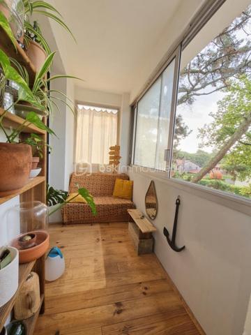 Vous cherchez un logement lumineux, modulable et bien situé sur le Bassin d’Arcachon ? Cet appartement de 80 m² pourrait bien vous séduire. 
Situé au deuxième étage d’un immeuble récemment rénové (ravalement et isolation thermique par l’extérieur), il bénéficie d’une exposition plein sud qui inonde de lumière le double séjour et les deux chambres tout au long de la journée.
La cuisine ouverte équipée s’ouvre directement sur l’espace de vie, que vous pourrez facilement cloisonner pour créer une troisième chambre si besoin. 
Vous disposerez également d’une salle de bain avec loggia, d’un WC indépendant, d’un cellier et de nombreux rangements.
Un parking sécurisé est inclus, ainsi qu’un local à vélos. 
Autre point fort : les charges de copropriété restent très raisonnables (environ 37 € par mois). La fibre optique est disponible. 
Côté emplacement, tout est à proximité : Transport, écoles, commerces, le port de La Teste et la plage de La Hume. Que vous recherchiez une résidence principale pour une famille, un pied-à-terre sur le Bassin ou un bien à fort potentiel pour un investissement, ce T3 évolutif coche de nombreuses cases.
Envie de le visiter ? Contactez-moi pour organiser un rendez-vous.

Annonce portant sur 2 lots au sein d’une copropriété de 66 lots. Aucune procédure en cours au sens de l’article L. 721-1 du code de la construction et de l’habitation.
Charges moyennes déclarées : 37 €/mois (444 €/an).
Honoraires d’agence à la charge du vendeur.