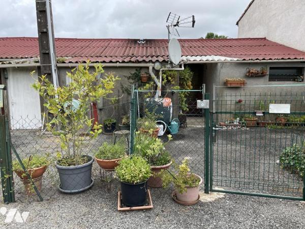 Ensemble de deux petites maisons de plain-pied à rénover entièrement  