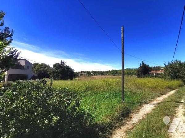 Mouriès au pied des Alpilles et à 5mn du Golf de Servanes terrain constructible viabilisé et li...