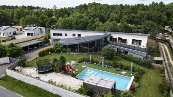 Villa d'Architecte de 800 m² - 16 pièces - 9 chambres - 1 appartement T3 - 1 piscine intérieure et 1 extérieure - parcelle 2500 m² - Le Temple