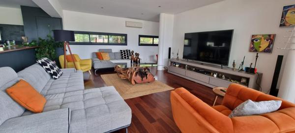 Villa d'Architecte de 800 m² - 16 pièces - 9 chambres - 1 appartement T3 - 1 piscine intérieure et 1 extérieure - parcelle 2500 m² - Le Temple