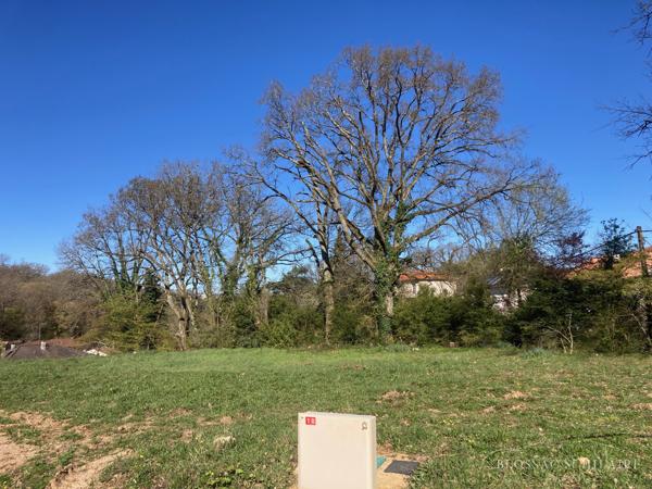 SAINT-BENOIT, terrain à bâtir de 701m²