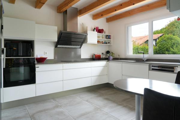 Maison contemporaine d’exception avec piscine – Élégance, confort et performance énergétique au cœur de Larressore
