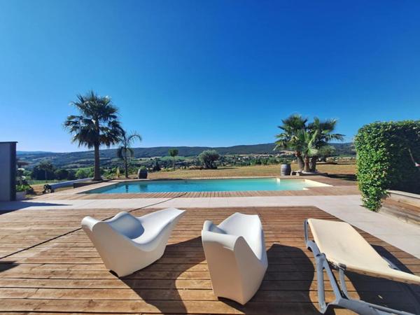 Propriété d'exception avec piscine et grande dépendance