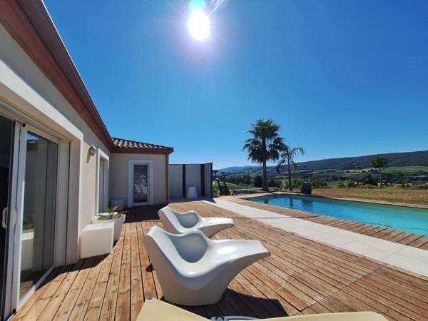 Propriété d'exception avec piscine et grande dépendance