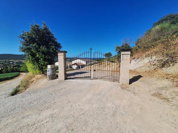 Propriété d'exception avec piscine et grande dépendance