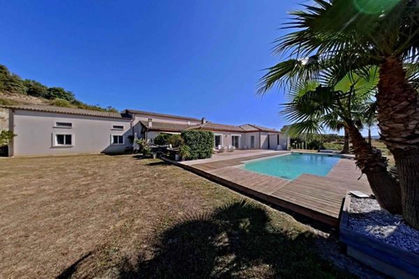 Propriété d'exception avec piscine et grande dépendance