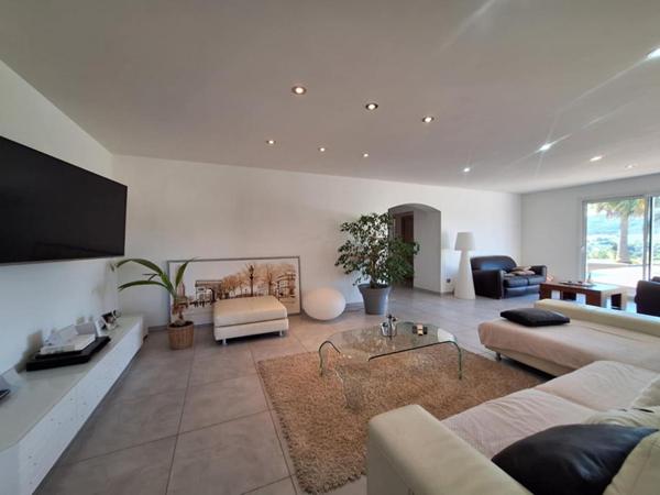 Propriété d'exception avec piscine et grande dépendance