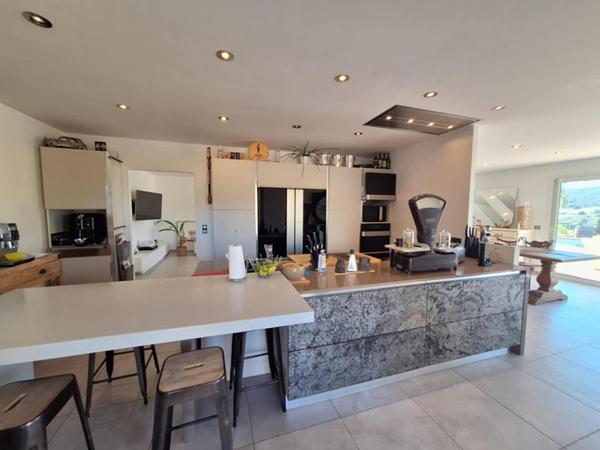 Propriété d'exception avec piscine et grande dépendance