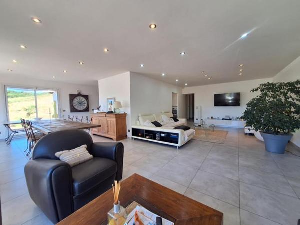 Propriété d'exception avec piscine et grande dépendance