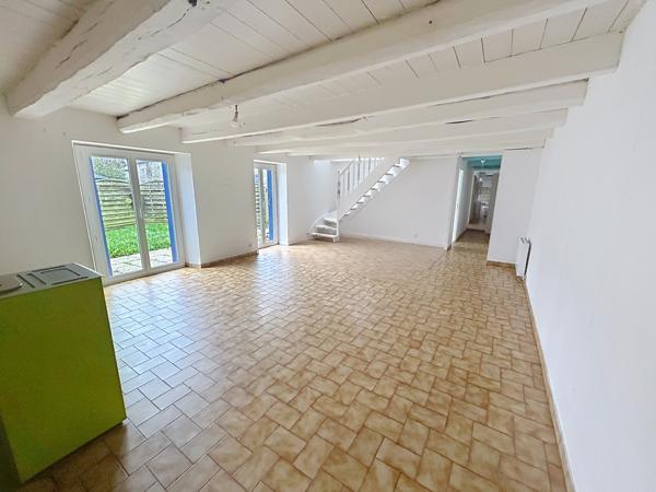 Plouay (56240) Découvrez cette longère située à quelques minutes du bourg de Plouay.