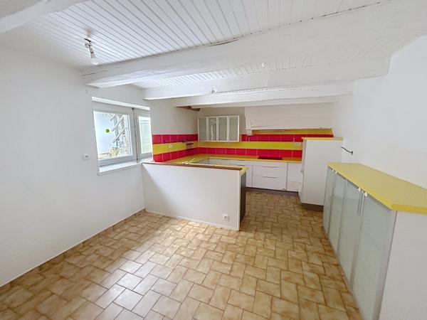 Plouay (56240) Découvrez cette longère située à quelques minutes du bourg de Plouay.