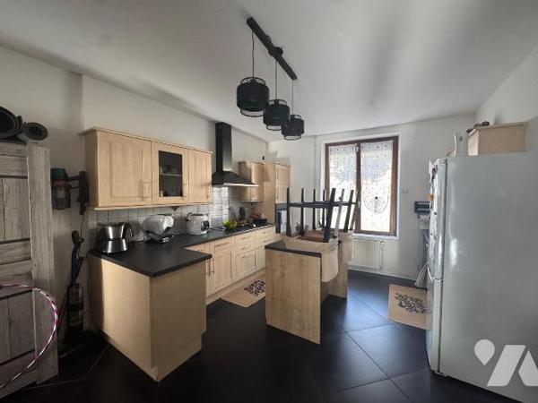 Nouveau mandat, maison de village spacieuse comprenant:

- au rez-de-chaussée: entrée, WC, cu...