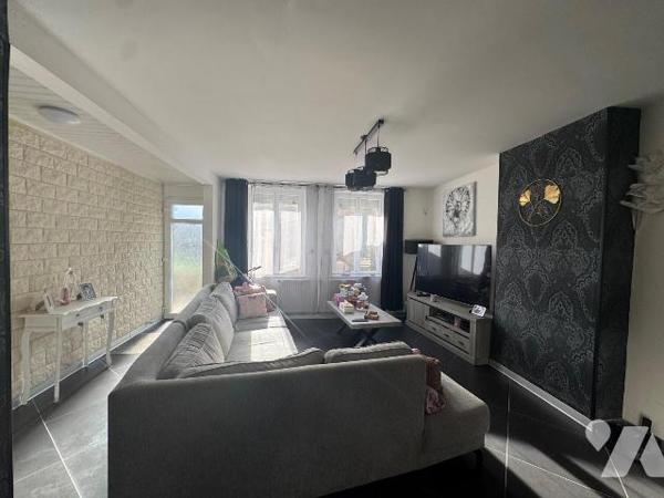 Nouveau mandat, maison de village spacieuse comprenant:

- au rez-de-chaussée: entrée, WC, cu...