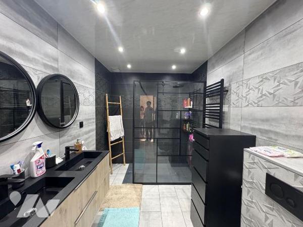 Nouveau mandat, maison de village spacieuse comprenant:

- au rez-de-chaussée: entrée, WC, cu...
