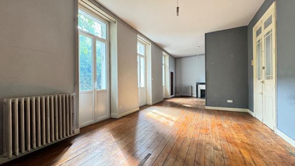 A vendre, centre ville de Perigueux (24000), bel immeuble avec jardin