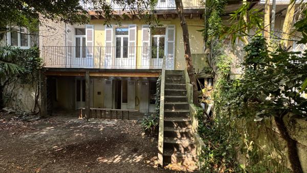 A vendre, centre ville de Perigueux (24000), bel immeuble avec jardin