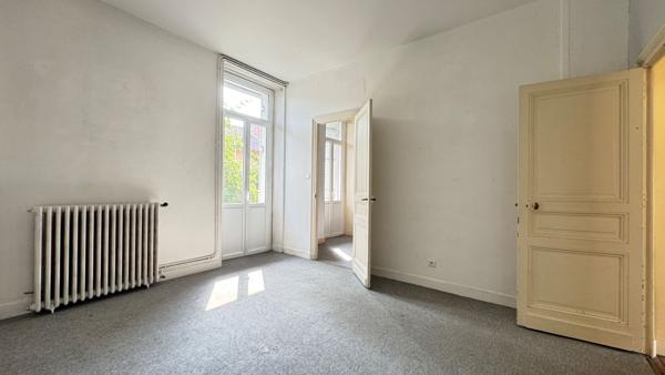 A vendre, centre ville de Perigueux (24000), bel immeuble avec jardin