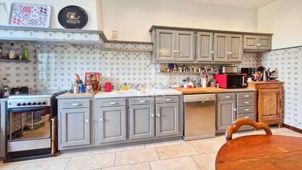 BARBENTANE - Maison bourgeoise 4 chambres et bureau, jardin et grand garage