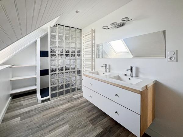 PLOEREN près de Vannes. Bus et commerces à pieds.