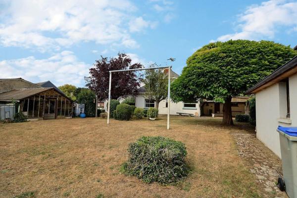 Charmant pavillon des années 60 à conforter, habitable de plain pied, en village de campagne avec du terrain et des dépendances .