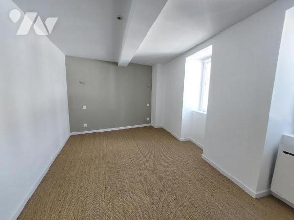 A VENDRE - LAVAL MAISON DE VILLE - RIVE DROITE 