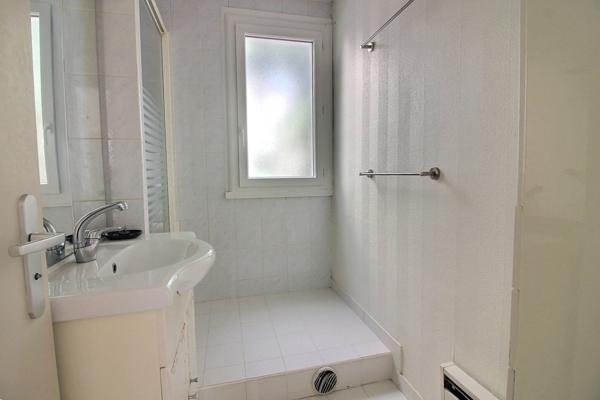 Grange Blanche, Appartement T4, 63m² traversant au 3ème étage avec 2 balcons, une cave