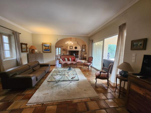 Aubagne (13400) MAISON / BASTIDE SECTEUR EOURES - AUBAGNE - 362 m² sur terrain de 9753 m² - Piscine - AU CALME et SANS VIS-à-V