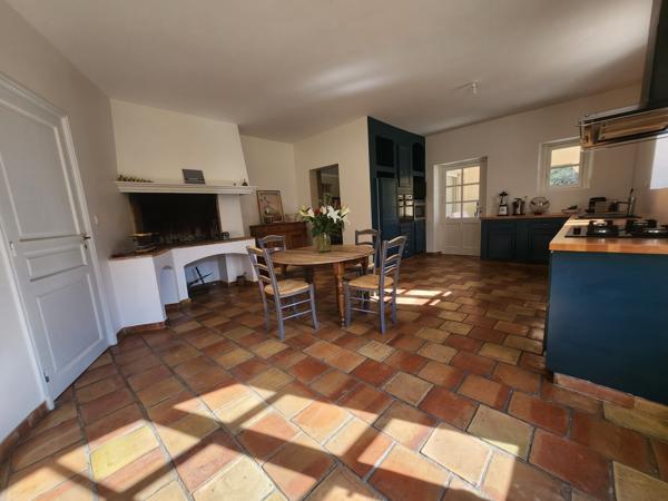 Aubagne (13400) MAISON / BASTIDE SECTEUR EOURES - AUBAGNE - 362 m² sur terrain de 9753 m² - Piscine - AU CALME et SANS VIS-à-V