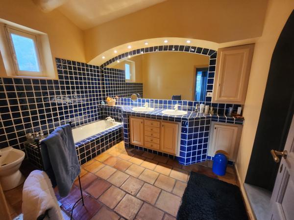 Aubagne (13400) MAISON / BASTIDE SECTEUR EOURES - AUBAGNE - 362 m² sur terrain de 9753 m² - Piscine - AU CALME et SANS VIS-à-V