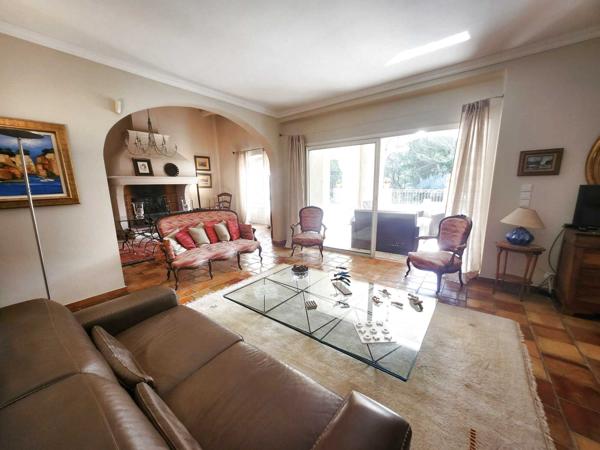 Aubagne (13400) MAISON / BASTIDE SECTEUR EOURES - AUBAGNE - 362 m² sur terrain de 9753 m² - Piscine - AU CALME et SANS VIS-à-V