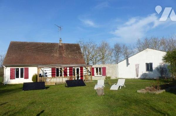 Maison composée d'une pièce  à vivre avec cuisine aménagée, petite véranda, deux  chambres, WC,...